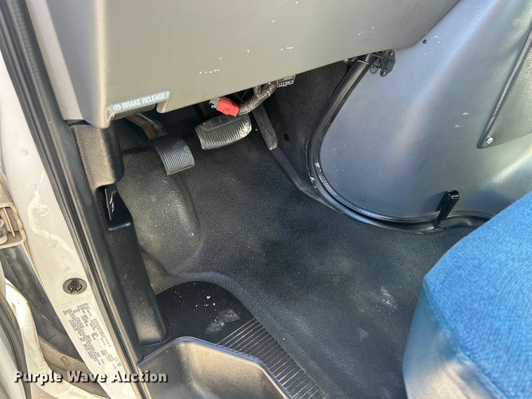 image for item ET6818 2006 Ford E350 Super Duty shuttle bus