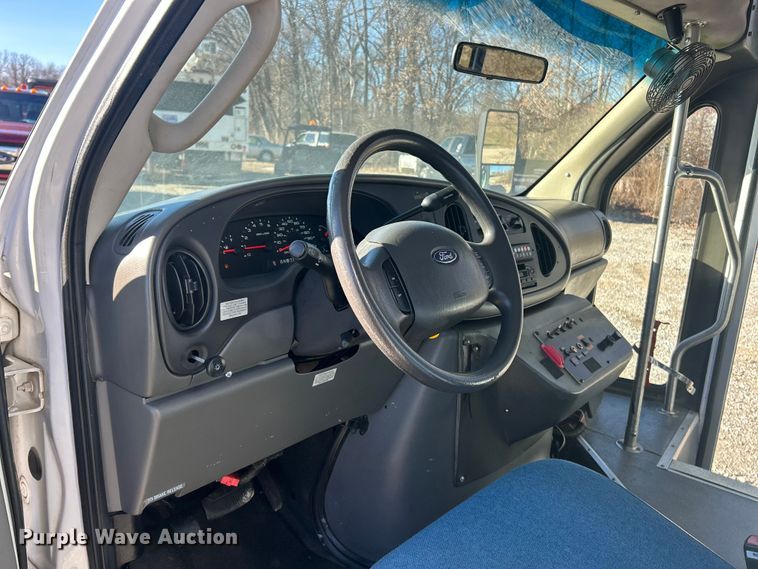 image for item ET6818 2006 Ford E350 Super Duty shuttle bus