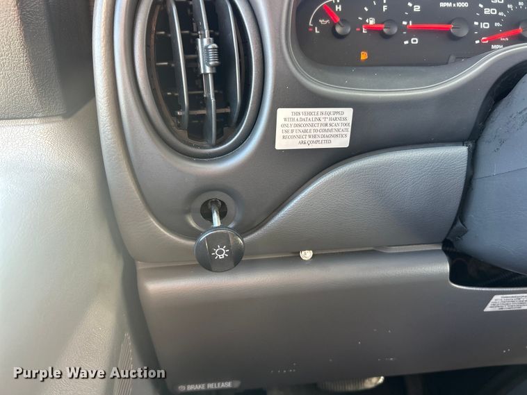 image for item ET6818 2006 Ford E350 Super Duty shuttle bus