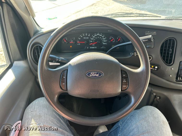 image for item ET6818 2006 Ford E350 Super Duty shuttle bus