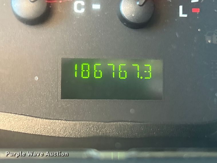 image for item ET6818 2006 Ford E350 Super Duty shuttle bus