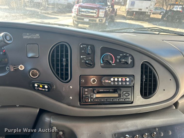 image for item ET6818 2006 Ford E350 Super Duty shuttle bus