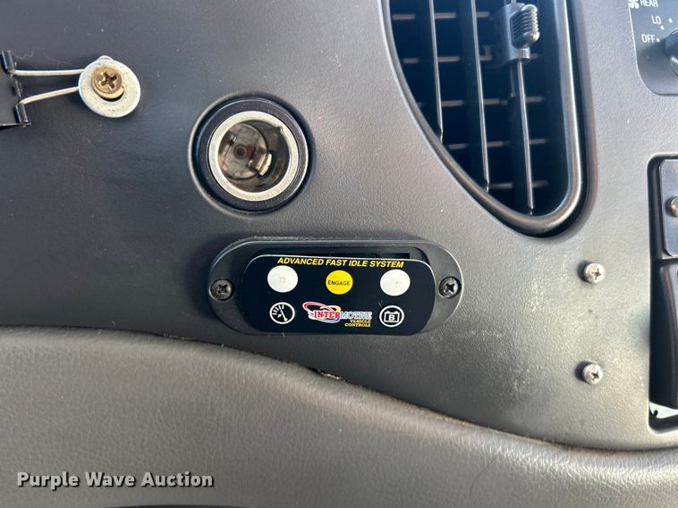 image for item ET6818 2006 Ford E350 Super Duty shuttle bus