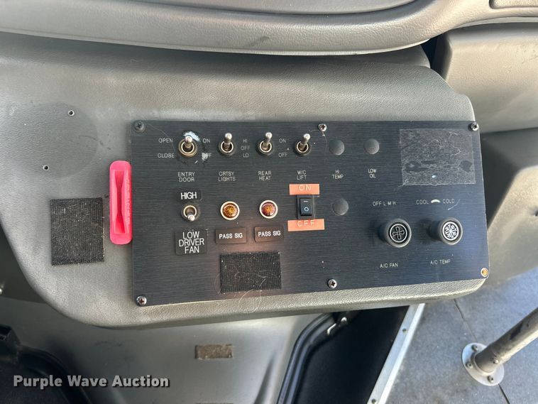 image for item ET6818 2006 Ford E350 Super Duty shuttle bus