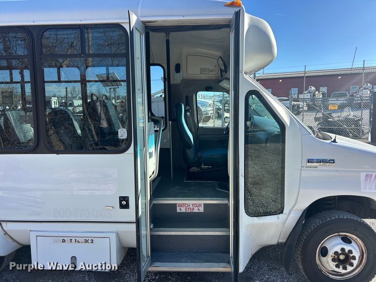 image for item ET6818 2006 Ford E350 Super Duty shuttle bus