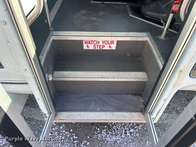 image for item ET6818 2006 Ford E350 Super Duty shuttle bus