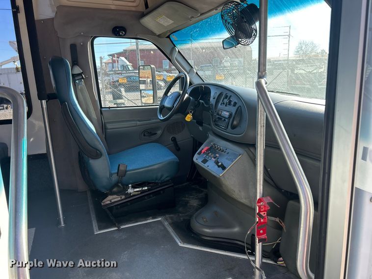image for item ET6818 2006 Ford E350 Super Duty shuttle bus