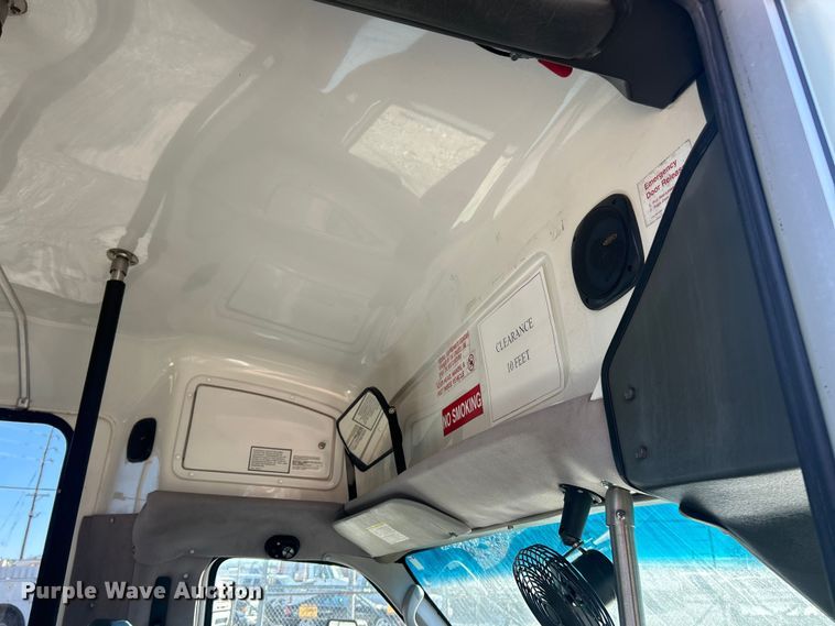 image for item ET6818 2006 Ford E350 Super Duty shuttle bus