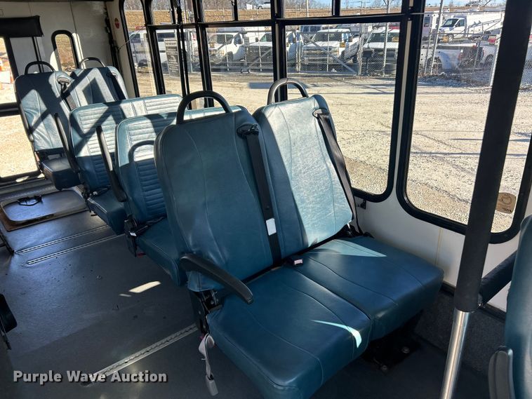 image for item ET6818 2006 Ford E350 Super Duty shuttle bus