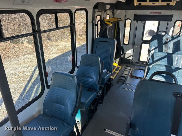 image for item ET6818 2006 Ford E350 Super Duty shuttle bus