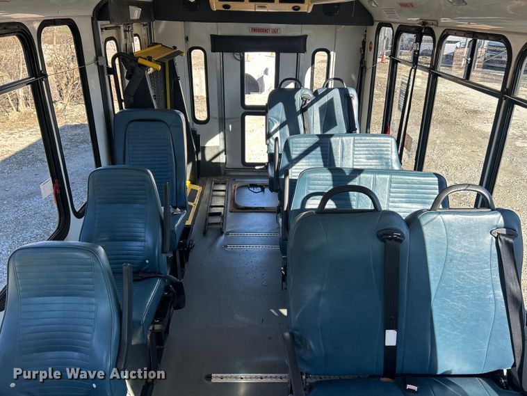 image for item ET6818 2006 Ford E350 Super Duty shuttle bus