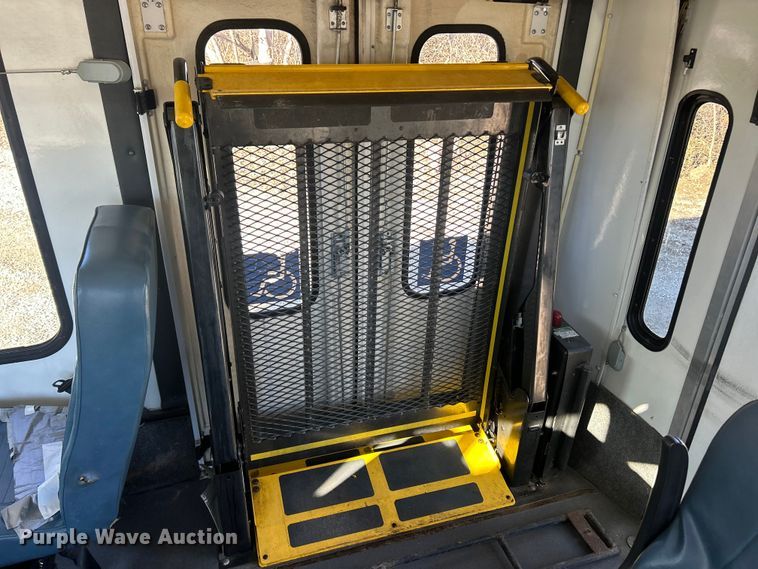 image for item ET6818 2006 Ford E350 Super Duty shuttle bus