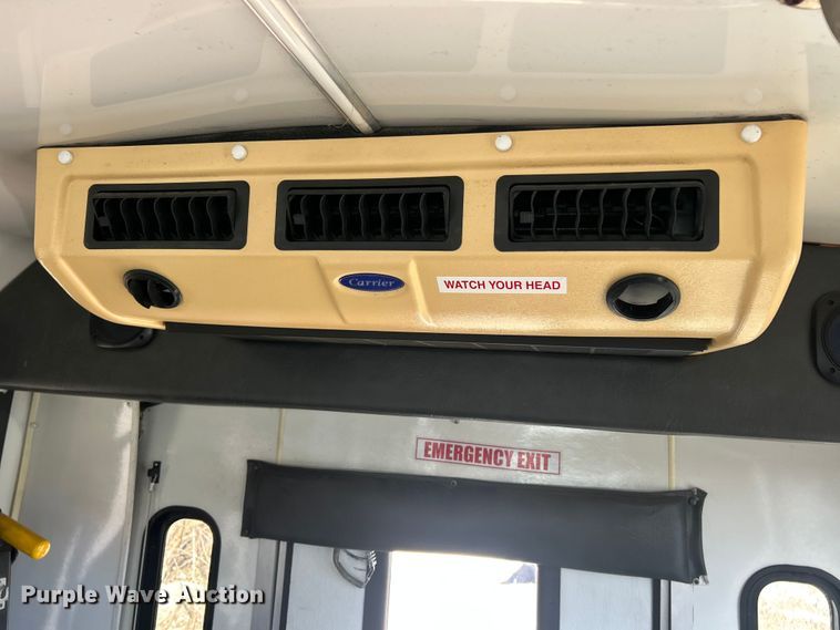 image for item ET6818 2006 Ford E350 Super Duty shuttle bus