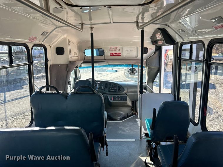 image for item ET6818 2006 Ford E350 Super Duty shuttle bus