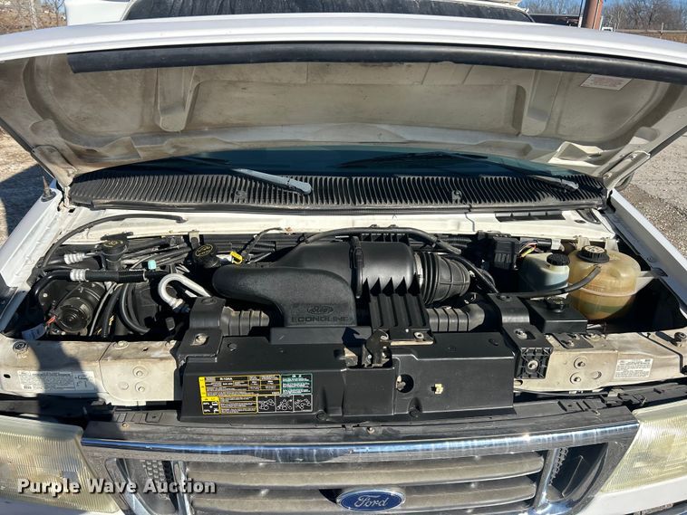 image for item ET6818 2006 Ford E350 Super Duty shuttle bus