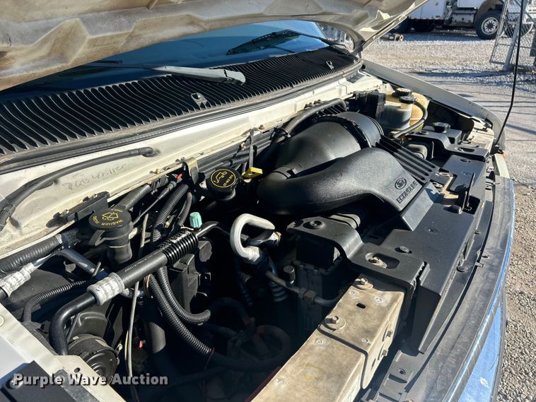 image for item ET6818 2006 Ford E350 Super Duty shuttle bus