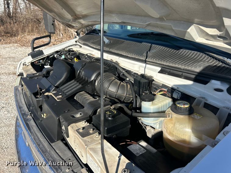 image for item ET6818 2006 Ford E350 Super Duty shuttle bus