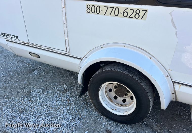 image for item ET6818 2006 Ford E350 Super Duty shuttle bus