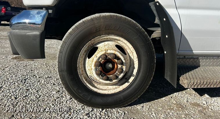 image for item ET6818 2006 Ford E350 Super Duty shuttle bus