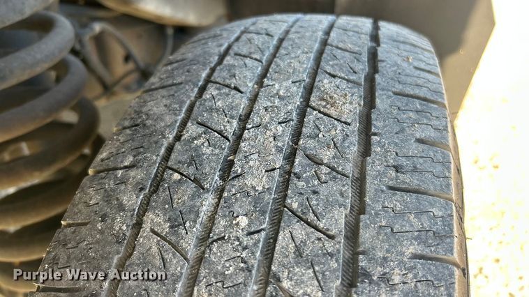 image for item ET6818 2006 Ford E350 Super Duty shuttle bus