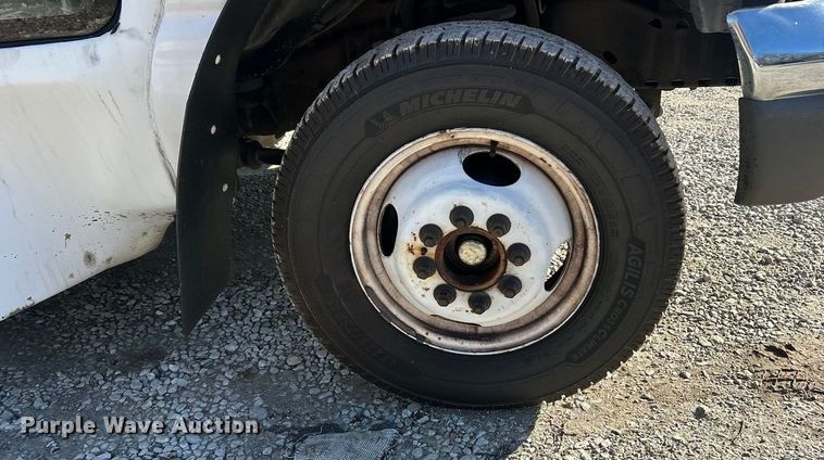 image for item ET6818 2006 Ford E350 Super Duty shuttle bus