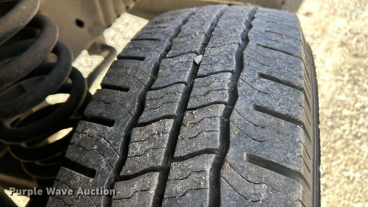 image for item ET6818 2006 Ford E350 Super Duty shuttle bus