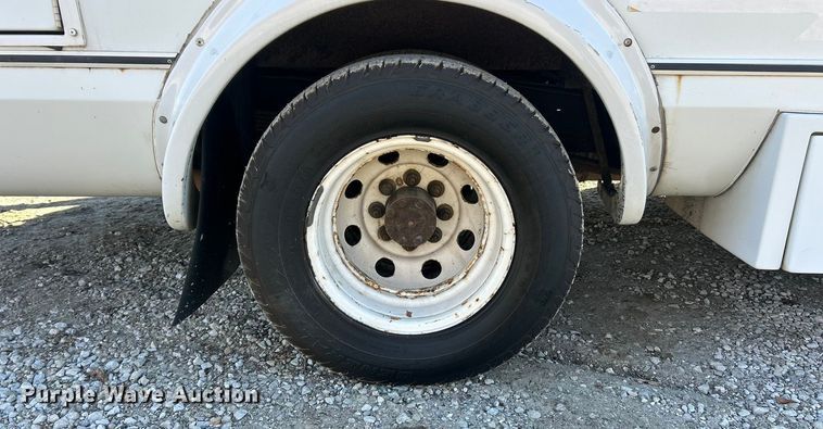 image for item ET6818 2006 Ford E350 Super Duty shuttle bus