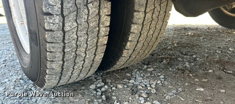 image for item ET6818 2006 Ford E350 Super Duty shuttle bus