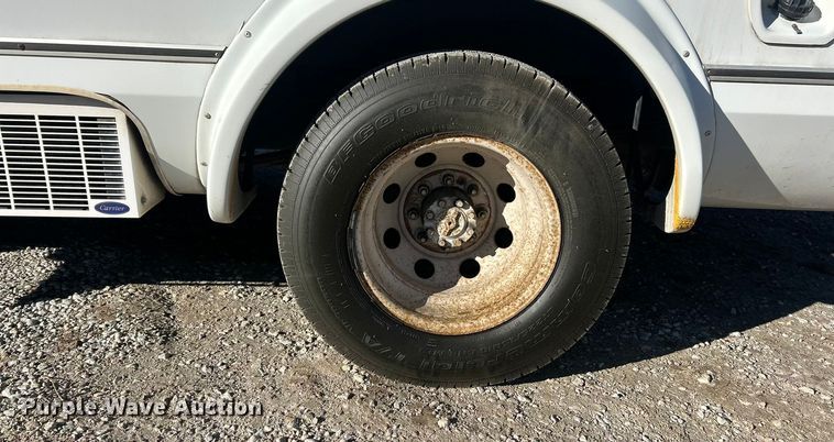 image for item ET6818 2006 Ford E350 Super Duty shuttle bus