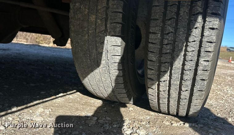 image for item ET6818 2006 Ford E350 Super Duty shuttle bus