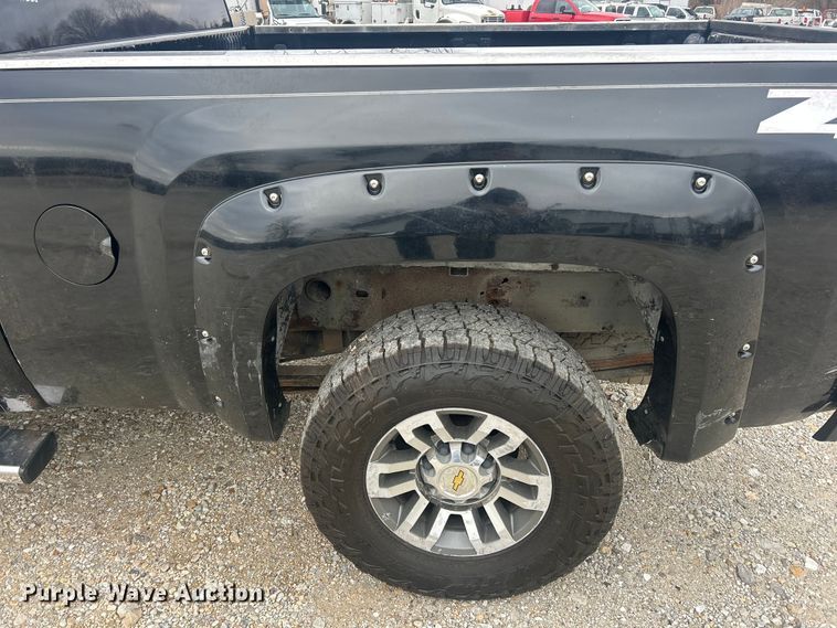 image for item ET6845 2009 Chevrolet Silverado 2500HD LT Crew Cab pickup truck