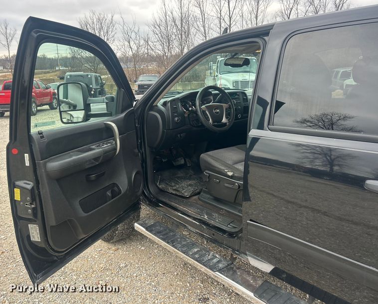 image for item ET6845 2009 Chevrolet Silverado 2500HD LT Crew Cab pickup truck