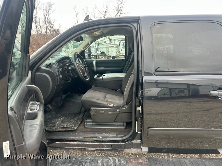 image for item ET6845 2009 Chevrolet Silverado 2500HD LT Crew Cab pickup truck