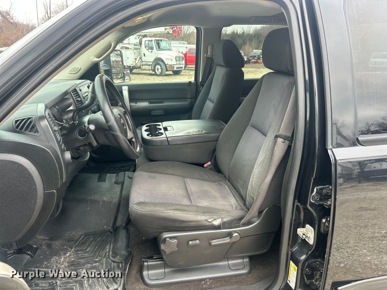 image for item ET6845 2009 Chevrolet Silverado 2500HD LT Crew Cab pickup truck