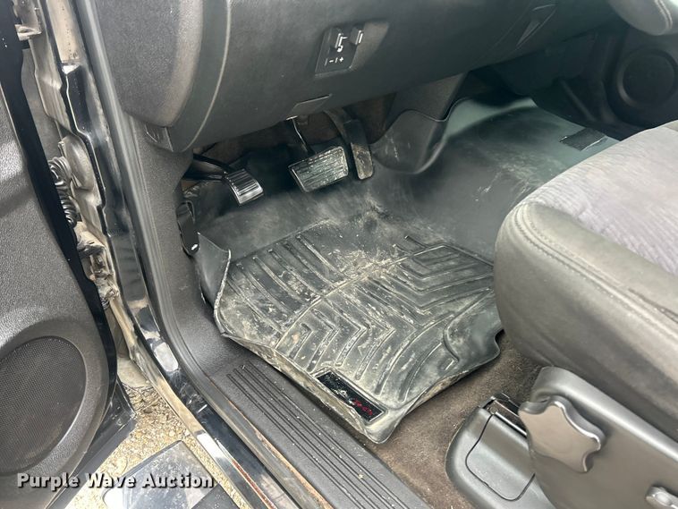 image for item ET6845 2009 Chevrolet Silverado 2500HD LT Crew Cab pickup truck