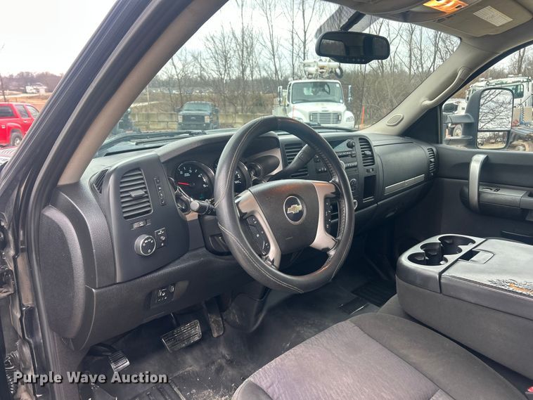 image for item ET6845 2009 Chevrolet Silverado 2500HD LT Crew Cab pickup truck