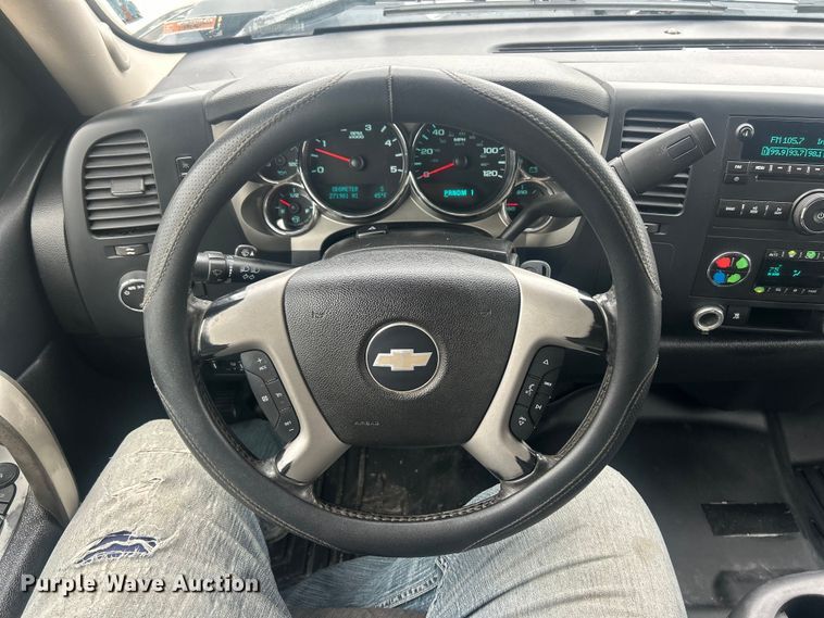 image for item ET6845 2009 Chevrolet Silverado 2500HD LT Crew Cab pickup truck