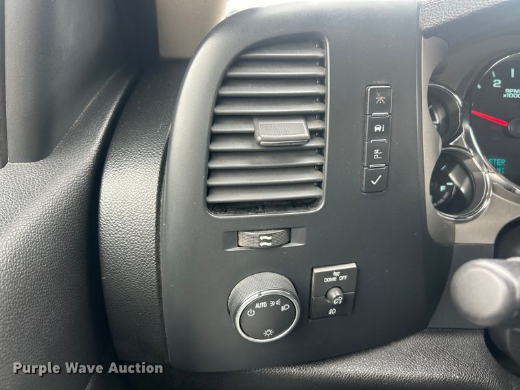 image for item ET6845 2009 Chevrolet Silverado 2500HD LT Crew Cab pickup truck