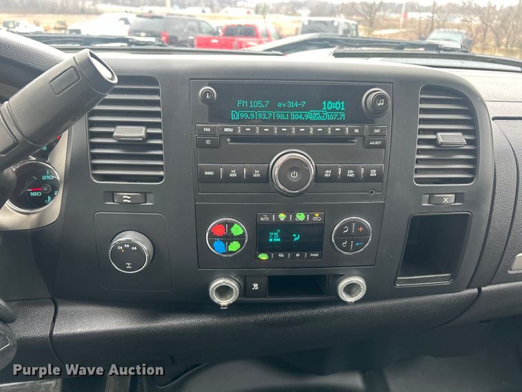 image for item ET6845 2009 Chevrolet Silverado 2500HD LT Crew Cab pickup truck