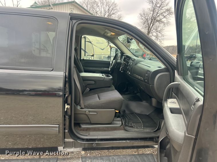 image for item ET6845 2009 Chevrolet Silverado 2500HD LT Crew Cab pickup truck