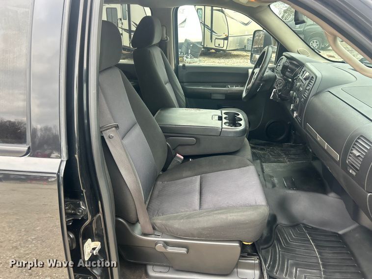 image for item ET6845 2009 Chevrolet Silverado 2500HD LT Crew Cab pickup truck