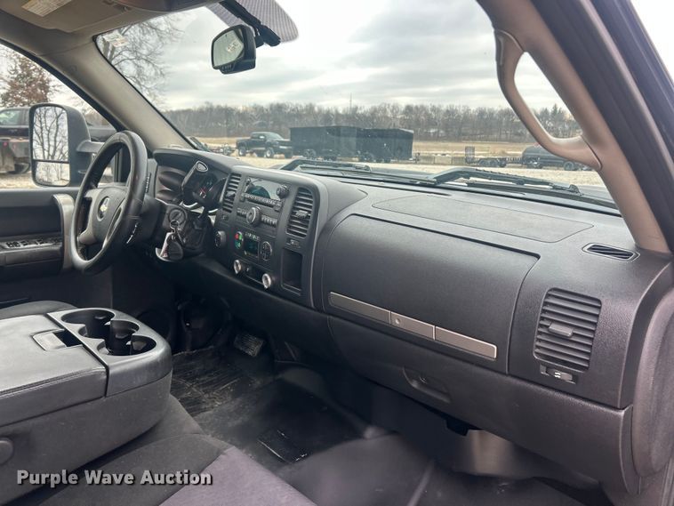 image for item ET6845 2009 Chevrolet Silverado 2500HD LT Crew Cab pickup truck