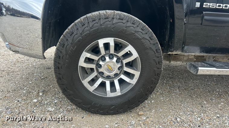 image for item ET6845 2009 Chevrolet Silverado 2500HD LT Crew Cab pickup truck