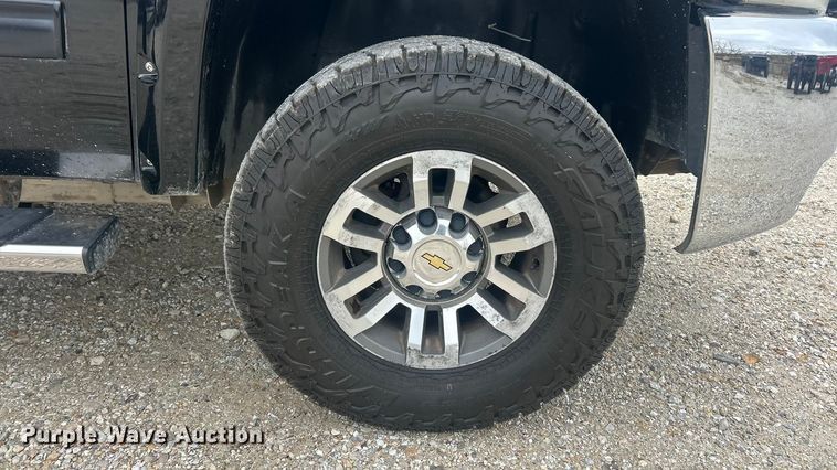 image for item ET6845 2009 Chevrolet Silverado 2500HD LT Crew Cab pickup truck