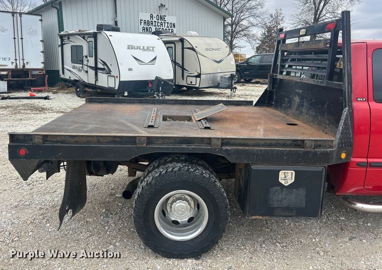 image for item ET6850 2000 Dodge Ram 3500 Ext. Cab flatbed pickup truck