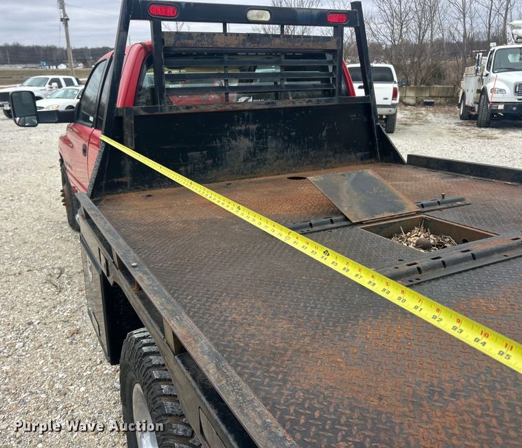 image for item ET6850 2000 Dodge Ram 3500 Ext. Cab flatbed pickup truck