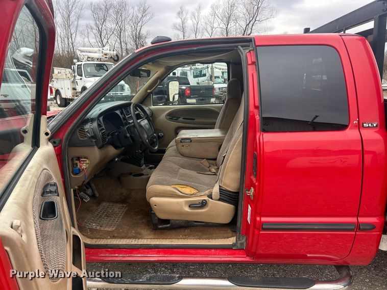 image for item ET6850 2000 Dodge Ram 3500 Ext. Cab flatbed pickup truck