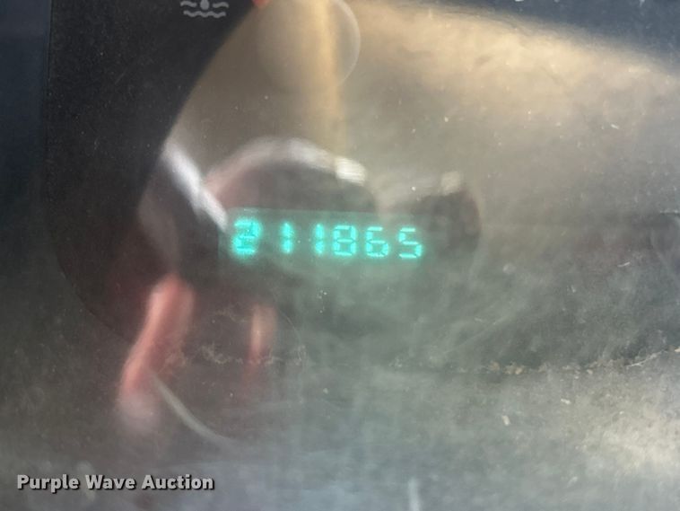 image for item ET6850 2000 Dodge Ram 3500 Ext. Cab flatbed pickup truck