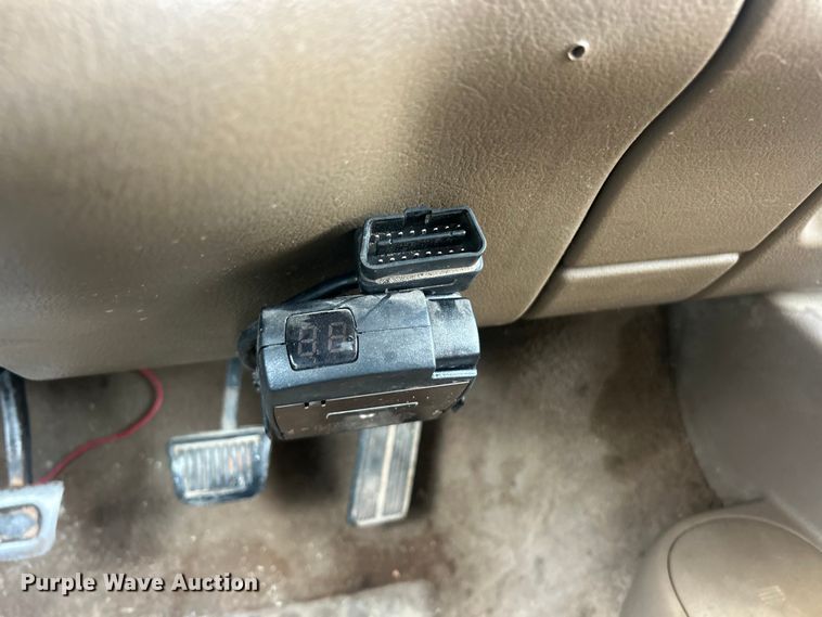 image for item ET6850 2000 Dodge Ram 3500 Ext. Cab flatbed pickup truck