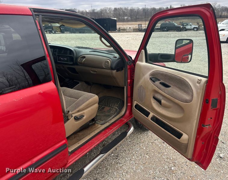 image for item ET6850 2000 Dodge Ram 3500 Ext. Cab flatbed pickup truck